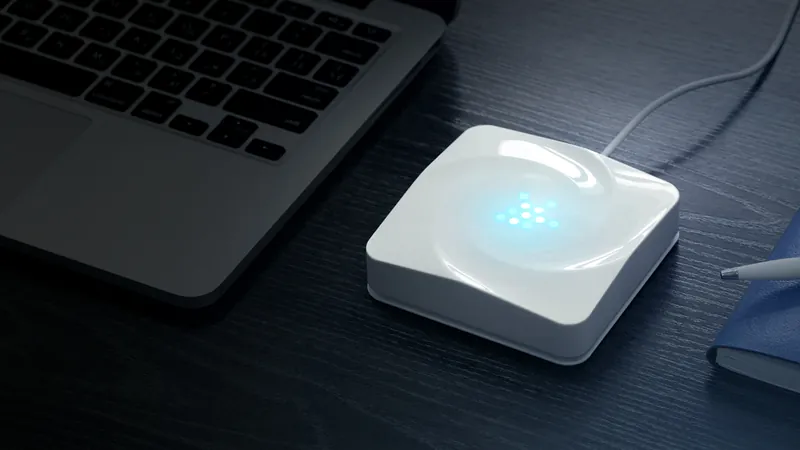 Базовая станция MagicAir с подсветкой на рабочем столе рядом с ноутбуком